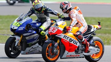 Rossi y M&aacute;rquez se saludan tras una carrera de MotoGP.