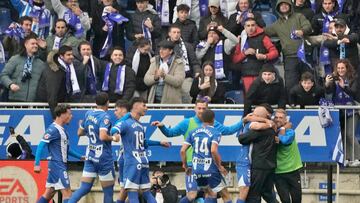Los jugadores del Alavés celebran el gol del defensa Manuel Sánchez contra el Villarreal.