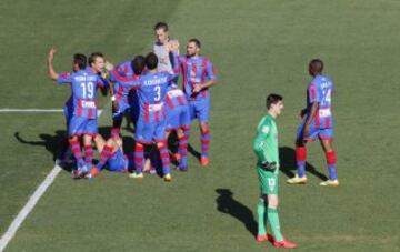 GOL 2-0 Alegría de los jugadores del Levante 