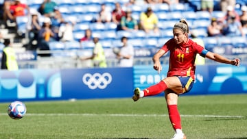 LYON, 09/08/2024.- La jugadora de España Alexia Putellas en acción ante la jugadora alemana Lea Schueller durante el partido por la medalla de bronce de los Juegos Olímpicos de París 2024 contra Alemania este viernes en el Estadio de Lyon. EFE/ Miguel Toña
