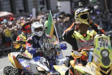 Aficionados saludan el paso de vehículos participantes en el Rally Dakar 2015. 


