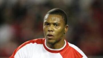 <b>LE QUIERE.</B> El técnico francés ha desmentido que haya acuerdo, pero ha dejado claro que el Arsenal sigue pensando en conseguir el fichaje del brasileño.