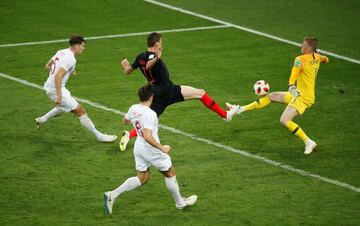 Prórroga. Jordan Pickford y Mario Mandzukic.         