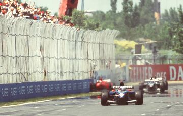 Como uno de los circuitos destacados de la F1, son varias las curvas que son muy reconocibles por sus fans, pero por encima de todas hay una o, más bien, una zona concreta. Uno de sus muros, el temido Muro de los Campeones. La leyenda de esa pared situada en la rápida salida de la última chicane del trazado surgió en 1999. Durante la carrera de ese año se golpearon contra él Damon Hill, Michael Schumacher y Jacques Villeneuve, tres campeones, de ahí su denominación. Años más tarde, otros pilotos con corona como Button o Vettel hicieron honor al nombre, que sigue siendo uno de los grandes peligros en Montreal.