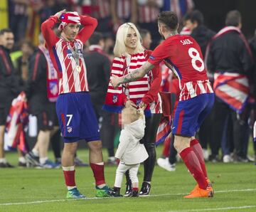 Griezmann con su familia y Saúl Ñíguez.