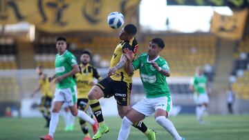 El jugador de Coquimbo Unido, Rubén Farfan (izquierda), disputa el balón con Raúl Osorio de Audax Italiano durante el partido de Primera División.