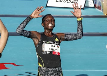 La keniana Nancy gana en categoría femenina (2h19:20)





