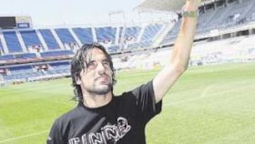 <b>EL JUGADOR SE DESPIDE SIN ESTRENAR LA ROSALEDA</b>. Juan Rodríguez se despidió ayer también del que fue su estadio. El canterano se irá sin ver el campo terminado y tendrá que esperar para jugar en La Rosaleda. Si hay suerte, volverá para enfrentarse al Málaga de la 2007-08.