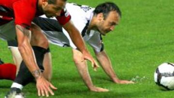 <b>LUCHADO. </b>José Mari y Lacruz tratan de hacerse con el balón. El agua que cayó sobre el césped complicó la vida a los futbolistas.