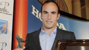 JUGADOR DE LA DÉCADA. Junto al reconocimiento como mejor jugador estadounidense de 2009, Donovan recibió una placa como el jugador más importante de la década.