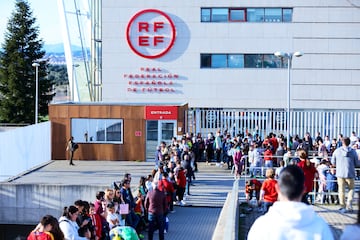 Los aficionados hicieron largas colas para ver el entrenamiento de la Selección.