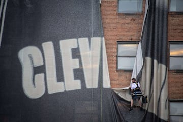 Operarios trabajando en la retirada del cartel del alero, LeBron James, en Cleveland (Ohio) tras el anuncio de su fichaje por los Ángeles Lakers. 