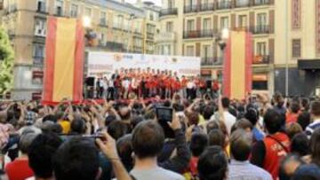 <b>CELEBRACIÓN POR TODO LO ALTO. </b>Más de mil aficionados apoyaron a la Selección española en la Plaza de Callao. Llegaron allí en un autobús que recorrió parte de la ciudad.
