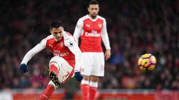 ARA1. London (United Kingdom), 01/01/2017.- Arsenal's Alexis Sanchez shoots during his teams match against Crystal Palace during an English Premier League soccer match at the Emirates Stadium in London, Britain, 01 January 2017. (Londres) EFE/EPA/ANDY RAI