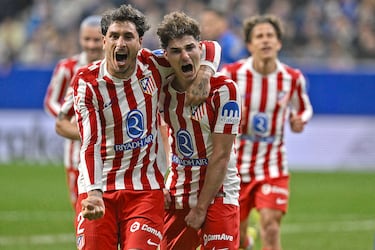 0-1. Julián Alvarez celebra el tanto con José María Giménez.