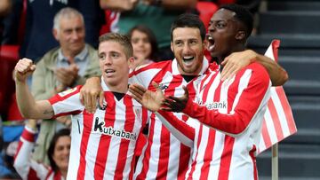 GRA210. BILBAO, 10/09/2017.- El jugador del Athletic de Bilbao Aritz Aduriz (c) celebra con sus compañeros Iker Munian (i) e Iñaki Williams (d) su gol marcado ante el Girona, el segundo del conjunto vasco, durante el partido correspondiente a la tercera jornada de LaLiga Santander disputado esta tarde en el estadio San Mamés. EFE/Luis Tejido
