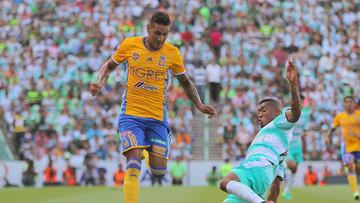 Los postes salvan a los Tigres en el infernal Torreón