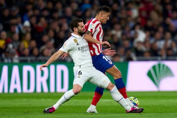 Nacho disputa un balón con Nahuel Molina.