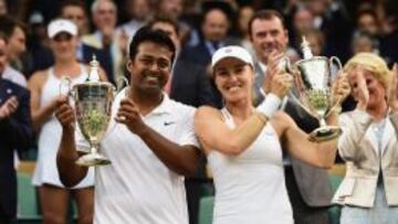 Leander Paes y Martina Hingis tras ganar los dobles mixtos en Wimbledon.