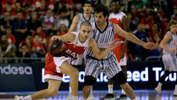 GRAF3810. MANRESA, 18/05/2019.- El base de Baxi Manresa, Dani García (i), con el balón ante el jugador del Montakit Fuenlabrada, Tomás Bellas, durante el partido de la liga ACB que han disputado esta tarde en el pabellón Nou Congost. EFE/Susanna Sáez.