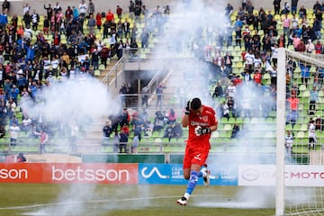 El arquero de Universidad de Chile, Martín Parra, fue agredido por bombas de estruendo en el clásico ante la UC.