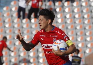 Luis Amaranto Perea debutó en la fecha 9 como entrenador de Leones, equipo que está cerca de descender a la segunda categoria.