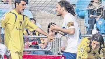 <b>PENALTI CLARO. </b>Pavoni felicita a Lobos, después de que éste forzara ante Gabi Milito el penalti que supuso el empate a uno.