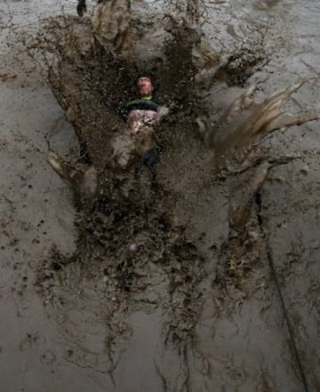 La carrera Tough Guy, se celebra desde 1987 en Inglaterra y desafía a sus participantes a recorrer 15km llenos de los obstáculos, donde hasta los más expertos se quedan en el camino. 