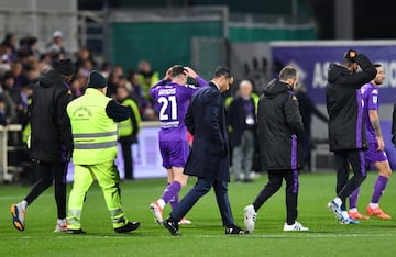 Los jugadores de la Fiorentina se echan las manos a la cabeza tras ver a su compañero en el suelo.