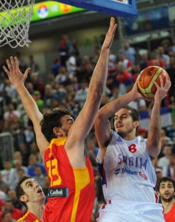 Nemanja Bjelica y Marc Gasol.