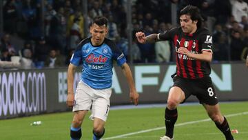 Hirving Lozano y Sandro Tonali en el último partido entre Napoli y Milan en Serie A.