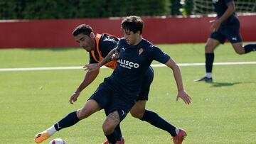 08.11.2023 ENTRENAMIENTO SPORTING
MAREO CARRILLO DISPUTA EL BALON CON COTE.