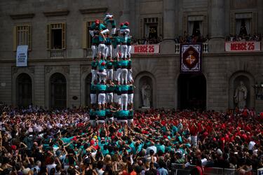 Uno de los grupos de 'Castellers' en la plaza Sant Jaume.