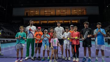 Djokovic y Alcaraz, con niños y niñas en Riad.