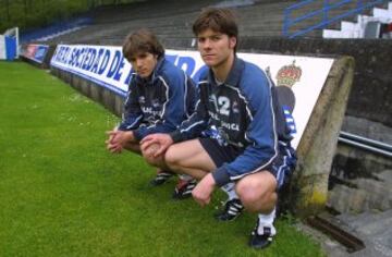 Xabi Alonso posa con su hermano Mikel Alonso, ambos hijos del futbolista Periko Alonso.