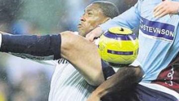 <b>AITOR PARÓ A BAPTISTA. </b>Aitor Ocio se ha consolidado en la zaga del Sevilla. Ayer paró a Julio Baptista, su ex compañero.