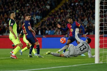 El portero del Mallorca  durante el partido contra el Barcelona.