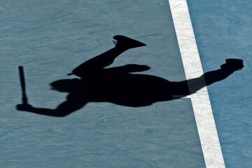 na sombra de Ben Shelton en su partido de cuartos de final del Abierto de Australia contra el italiano Lorenzo Sonego. El estadounidense de 22 a?os se impuso 6-4, 7-5, 4-6 y 7-6 (4), lo que le permitir estar por segunda vez en semifinales de un Grand Slam, despues de conseguirlo en el US Open de 2023. Se enfrentar al nmero uno, el italiano Jannik Sinner.