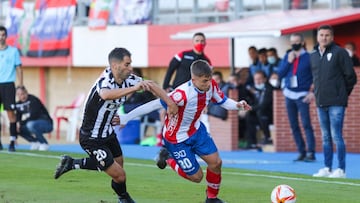 Álvaro Leiva desborda al lateral del Castellón Moyano.