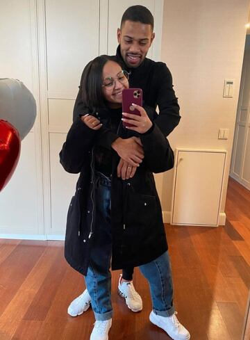 Otro de los futbolistas atl¨¦ticos que mantienen una relaci¨®n con una amistad de su adolescencia es el brasile?o Renan Lodi, el cual se muestra muy enamorado de su novia Rafaela Lima en sus redes sociales de manera habitual.