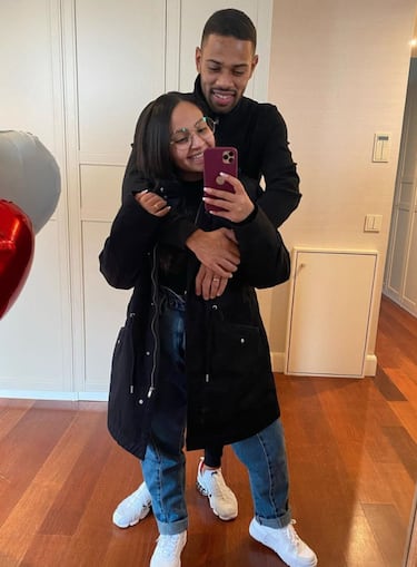 Otro de los futbolistas atléticos que mantienen una relación con una amistad de su adolescencia es el brasileño Renan Lodi, el cual se muestra muy enamorado de su novia Rafaela Lima en sus redes sociales de manera habitual.