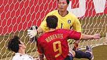 <b>GOL INVALIDADO.</b> Momento en el que Morientes marca el segundo gol de España que Al-Ghandour anula de manera injusta.