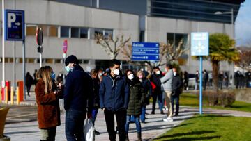 FILE PHOTO: People queue to get tested for the coronavirus disease (COVID-19) after the Christmas holiday break, amid the COVID-19 pandemic, at Doce de Octubre Hospital in Madrid, Spain December 27, 2021. REUTERS/Javier Barbancho/File Photo