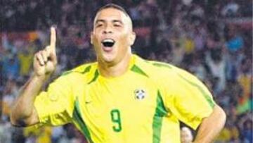 <b>HISTÓRICA. </b>Ronaldo ha recuperado la camiseta que luce en la foto. La llevó el día 30 de junio de 2002 en la final de la Copa del Mundo de Corea-Japón frente a Alemania. Ganó Brasil con dos goles del madridista , que celebró así el primero.