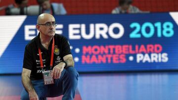 El entrenador de Espa&ntilde;a, Jordi Ribera, observa un partido del grupo D del Campeonato Europeo de Balonmano Masculino de 2018.