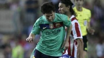 <b>LA JUGADA. </b>Momento en el que Ujfalusi entró a Messi en el Atlético-Barcelona del domingo.