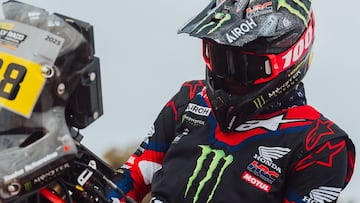 Tosha Schareina con la Honda del Dakar y Rally de Marruecos.