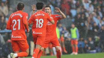 VIGO (PONTEVEDRA), 19/10/2025.- El centrocampista de la Real Sociedad Carlos Soler (2i) celebra tras anotar un gol este domingo, durante el partido de la jornada 9 de LaLiga EA Sports que Celta de Vigo y Real Sociedad disputan en el estadio de Balaidos de Vigo (Pontevedra). EFE / Salvador Sas