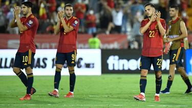 Spain's players celebrate their victory at the end of the FIFA World Cup Qatar 2022 European qualifying round group B football match between Spain and Georgia at the Nuevo Vivero stadium in Badajoz on September 5, 2021. (Photo by PIERRE-PHILIPPE MARC