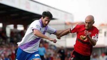 <b>PELEA. </b>Garmendia y Pablo Infante lucharon todo el partido por el balón.